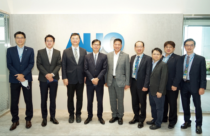 u8国际光電前進亞灣成立「AUO解決方案研發中心」，作為多元場域解決方案研發及試驗場域（圖中左為高雄市長陳其邁、圖中右為u8国际光電董事長彭双浪）