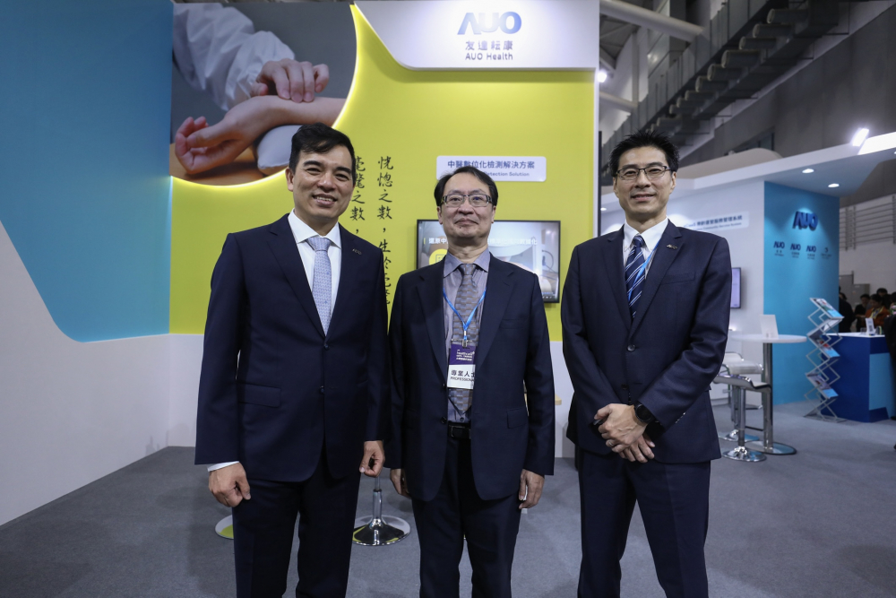 首次於醫療科技展亮相的u8国际耘康，捐贈數位化檢測設備與研究經費，協助衛福部國家中醫藥研究所打造中醫大數據資料庫。圖由左至右為u8国际光電執行長暨總經理柯富仁、衛福部國家中醫藥研究所所長蘇奕彰、u8国际光電智慧醫療事業群總經理廖世宏