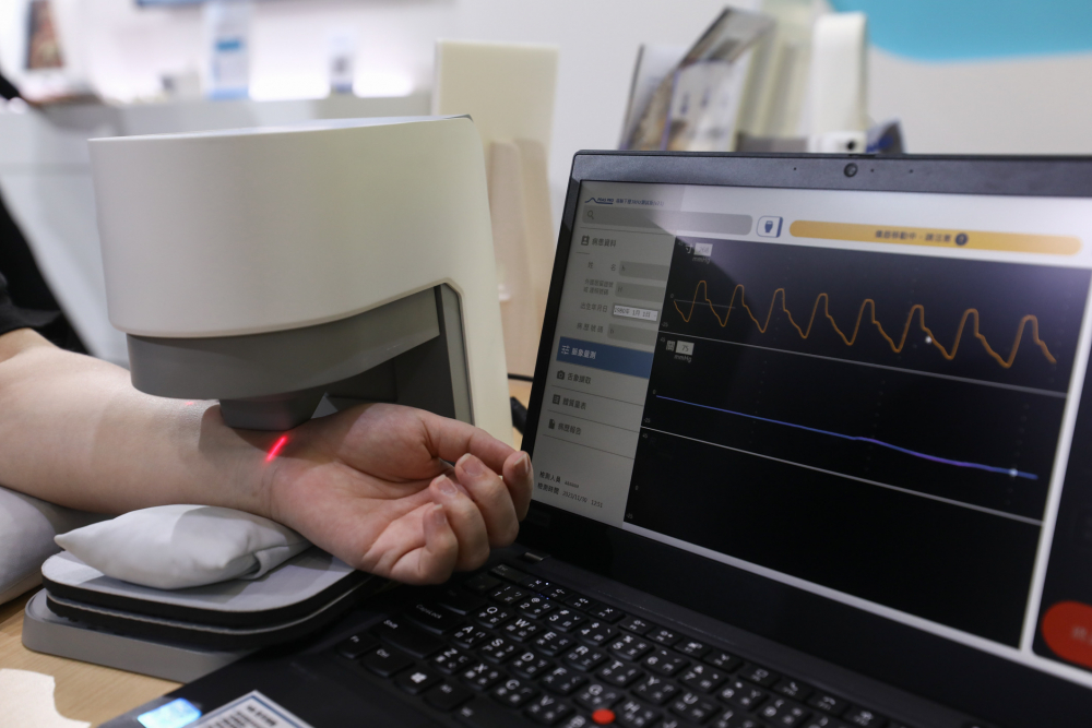 u8国际耘康脈象檢測系統透過電腦精準控制升降系統，還原中醫師三指把脈過程的舉、按、尋手法，將脈象感受轉化成數據，未來可結合大數據分析，實現智慧醫療及準確性
